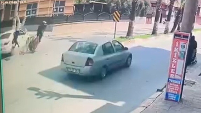 Otomobil ile motosiklet çarpıştı, 1 kişi yaralandı: O anlar kamerada
Tarsus'ta metrelerce savrulan motosiklet sürücüsü ağır yaralandı