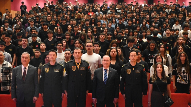 SOLOTÜRK pilotları Antalya'da öğrencilerle buluştu