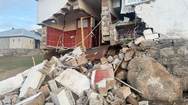 Ağrı'daki depremde köylerde bazı yapılarda hasar meydana geldi