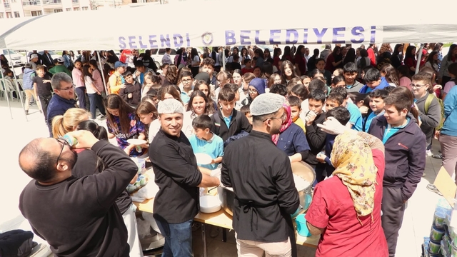 Şehit öğretmen ve öğrenciler için Selendi'de duygu dolu hayır
