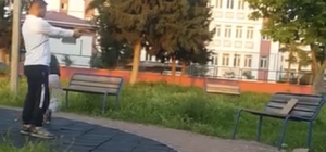 Parkta çocuğa oyuncak silahla atış talimi yaptırdı