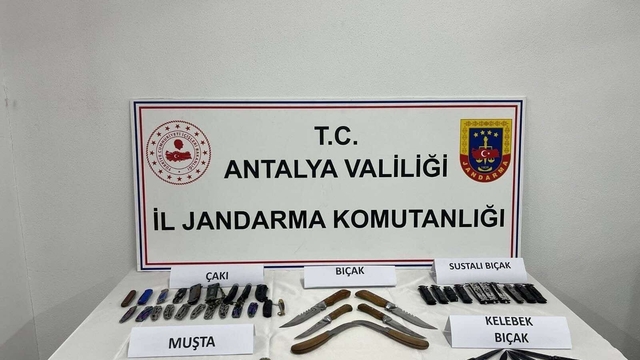 Okul çevrelerinde tehlikeli satışa jandarma müdahalesi
Çok sayıda kesici alet ele geçirildi