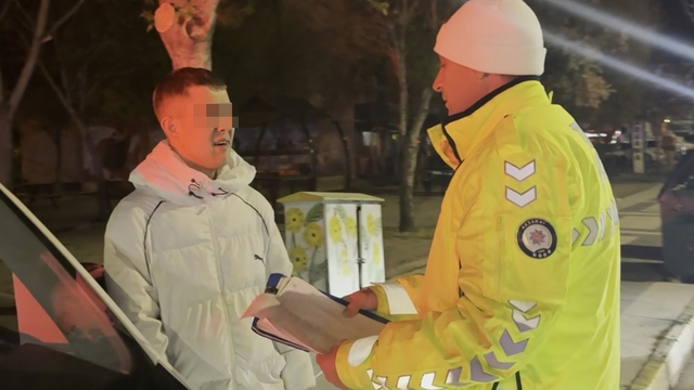 'Dur' ihtarına uymayıp polisten kaçtı, yakalanınca "Hiç mi insafınız yok" deyip ağladı
290 bin lira ceza kesilen ehliyetsiz sürücü ile polisin nefes kesen kovalamacası kamerada