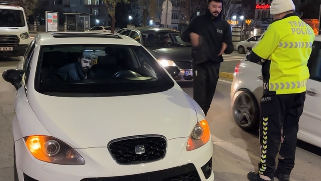 Ön plakası takılı olmayan araç sürücüsüne 4 bin lira ceza
