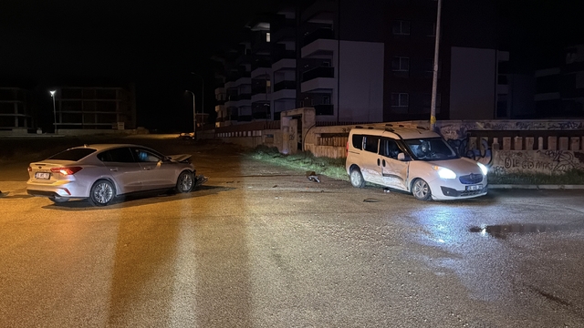 Alkollü sürücü ile 15 yaşındaki çocuğun kullandığı araç çarpıştı: 1 yaralı
Eskişehir'de alkollü sürücü ve ehliyetsiz gencin kazası pahalıya patladı: Toplam 117 bin TL ceza