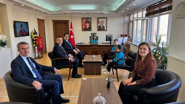 Kaymakam Tutay koltuğunu öğrencilere devretti
