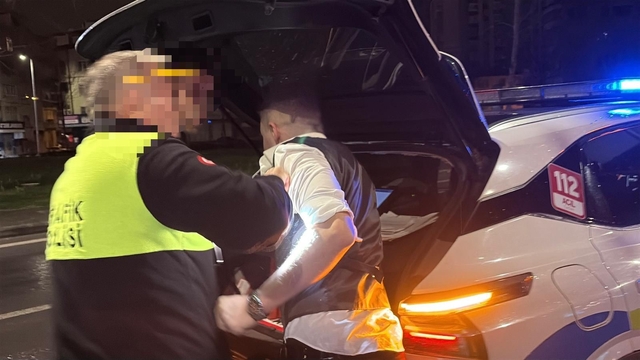 Ceza yiyen alkollü sürücü ekiplere önce 'teşekkür' etti, sonra zorluk çıkardı
Kayseri'de kaza yaparak yolda kalan sürücü 2.55 promil alkolü çıktı