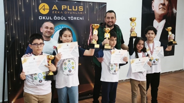 Merkezefendi'nin gururu öğrenciler zeka oyunlarında kürsüye çıktı