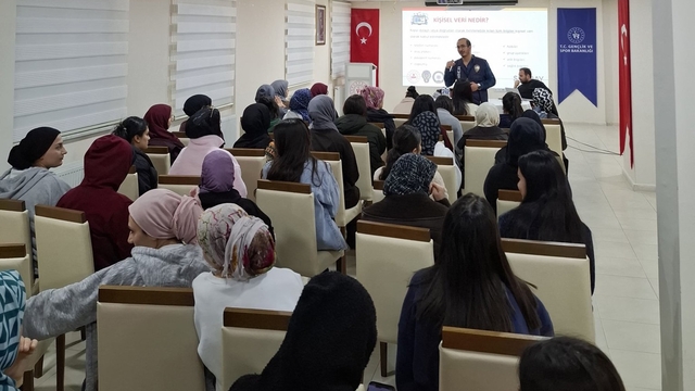 Kars'ta öğrencilere siber güvenlik eğitimi