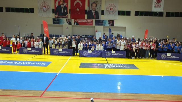 Balıkesir'de Çocuk Sporları Şenliği ödül töreni ile tamamlandı