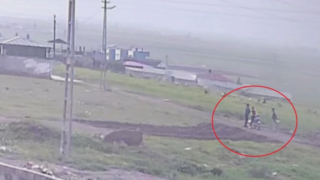 Silahla çevreye defalarca ateş eden 3 çocuğun hayrete düşüren anları kamerada