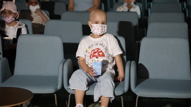 Tedaviye, 'Sinema' molası
Lösemi hastası çocuklar, bayramlarını film izleyerek kutladı