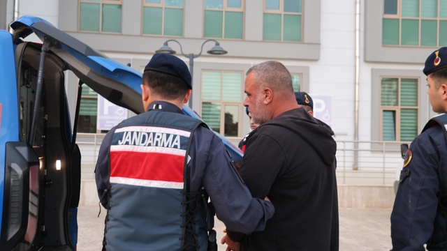 Yol kenarındaki genç kıza çarpan sürücü yakalandı
Tutuklanan sürücü pişman olduğunu söyledi