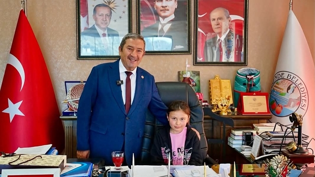 Darende Belediyesi'nde 23 Nisan'da makam çocuklara emanet edildi