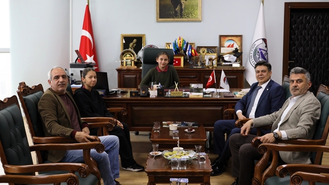 Bilecik'te 23 Nisan'da başkanlık koltuğu öğrencilere devredildi