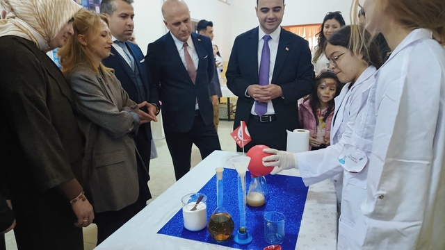 Bilecik'te '23 Nisan Çocuk Kimya Şenliği' düzenlendi
