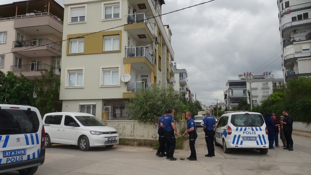 Aracın anahtarını vermeyen annesine sinirlenince eve pompalı tüfekle ateş açtı
Binada büyük panik yaşanırken şüpheli olay yerinden kaçtı