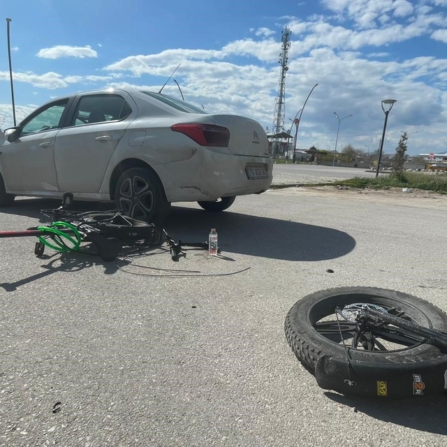Otomobille çarpışan elektrikli bisiklet ikiye bölündü: 1 yaralı