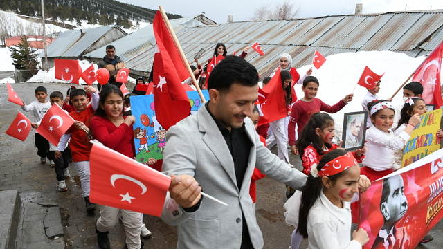 Kars'ta köy okulundaki öğrencilerden anlamlı ve duygusal 23 Nisan yürüyüşü