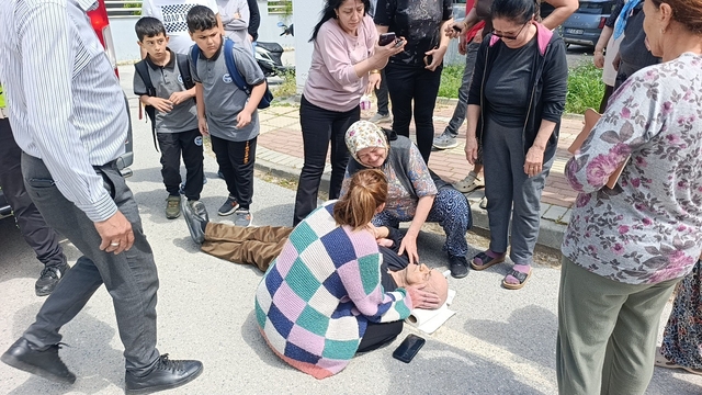 Manevra yapan öğrenci servisi görme engelli yayaya çarptı, eşi gözyaşlarına boğuldu
Eşinin yaralandığını gören yaşlı kadın 'Ben sana gitme demiştim' diyerek  gözyaşı döküp baygınlık geçirdi