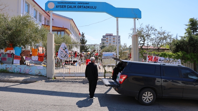 Okuldaki saldırıdan kurtulan öğrenci annesiyle okula gelip eşyalarını aldı