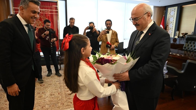 Denizli Valisi Köşger, makam koltuğunu minik İpek'e devretti