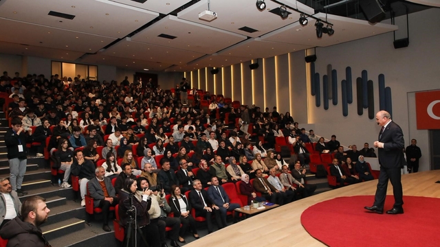 Başkan Özlü gençlere hem kariyer sırlarını hem de yeni hayalini anlattı
Başkan Özlü'den lise öğrencilerine altın değerinde tavsiyeler