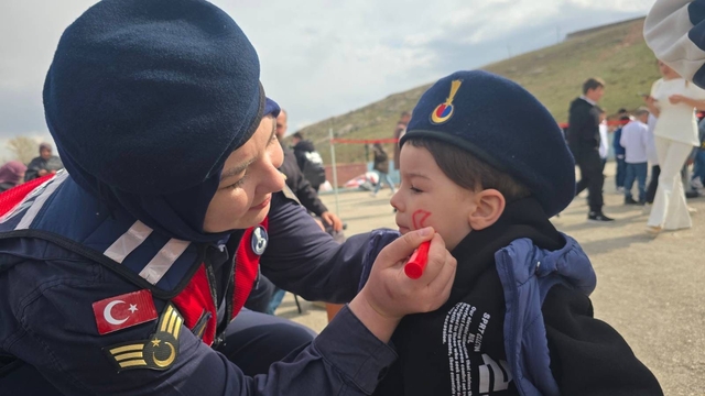 Bayburt'ta jandarması 23 Nisan'ı köy okulunda öğrencilerle kutladı