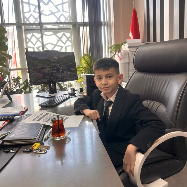 Müdür koltuğuna oturan küçük çocuk ilk talimatıyla arkadaşlarını sevindirdi