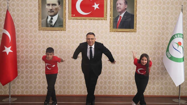Rektörlük makamını devralan çocuklardan 'Kartal Dansı'