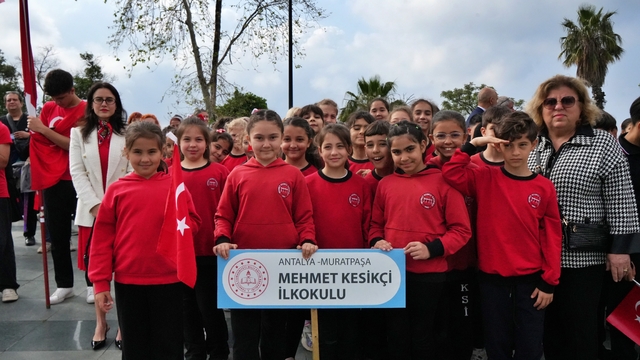 Antalya'da 23 Nisan kutlamaları çelenk sunma töreniyle başladı