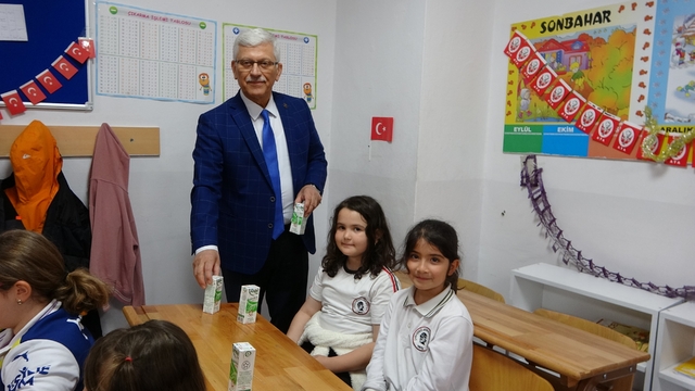 Çanakkale'de öğrencilere ücretsiz süt ikramı
Veteriner Hekimler Birliği Başkanı Eroğlu:
"Veteriner hekimler hem sağlıklı gıda için hem de sağlığın korunması amacıyla insan sağlığına hizmet ediyorlar"
Çanakkale'de Veterinerler Günü etkinlikleri çerçevesinde öğrencilere süt dağıtıldı