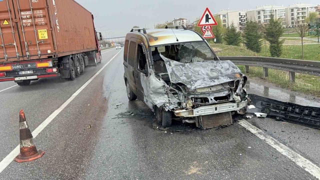 Direksiyon başında fenalaşan sürücüden kötü haber geldi
Polis noktasındaki kazada alevlerin arasından çıkarılan sürücü beyin kanaması geçirmiş