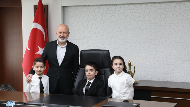Başkan Çolakbayrakdar: "Her evladımızın mutlu olduğu bir şehir için çalışıyoruz"
Başkan Çolakbayrakdar, koltuğunu çocuklara devretti