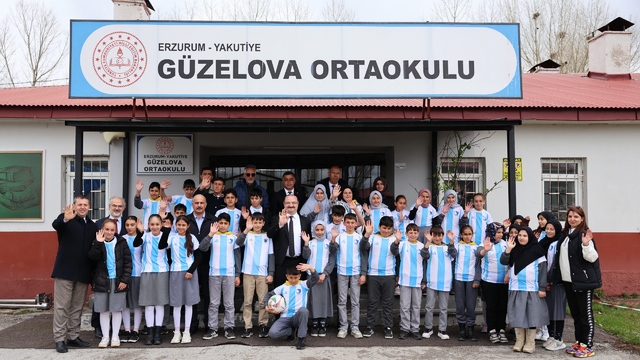 Güzelova'da 23 Nisan coşkusu: Rektör Hacımüftüoğlu, Minik yüreklerle bayram sevincini paylaştı