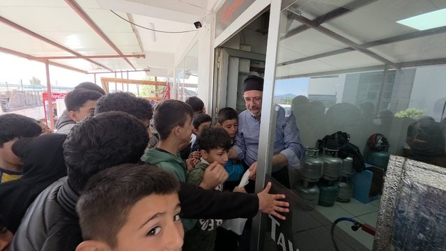 Çocuklara moral vermek isteyen esnaf, depremzede öğrencilere ücretsiz döner dağıttı