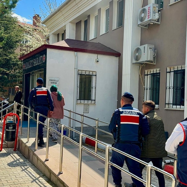İntihar ettiği söylenen genç kadının cinayete kurban gittiği ortaya çıktı
J...