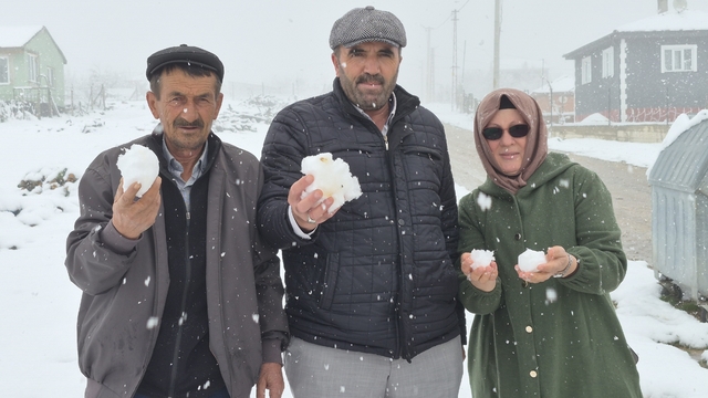 Eskişehir'in yüksek kesimdeki mahallesi kışa geri döndü
Nisan ayında kış mevsimini aratmayan hava
Bozdağ Mahalle Muhtarı Ahmet Aydın:
"Şu anda yaklaşık 10 santim kar var"