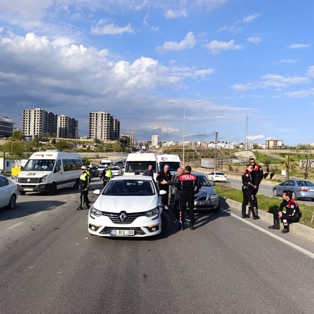 Minibüs ile iki otomobil çarpıştı: 1 yaralı