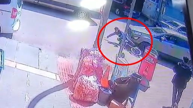 Otomobilin altında kalan çocuğun 10 metre sürüklendiği kaza kamerada
