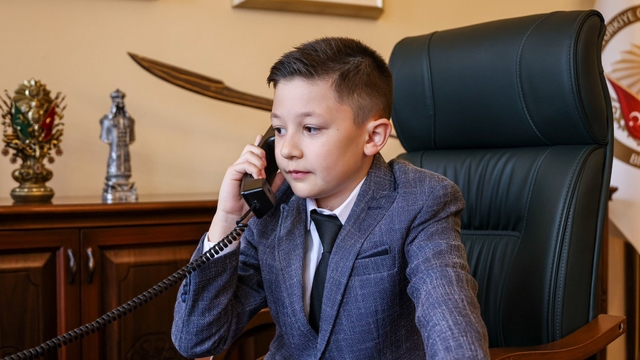 Vali Sözer, 23 Nisan'da makamını minik Yiğit'e devretti.