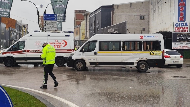 Kamyon ile servis minibüsü çarpıştı 4 kişi yaralandı
