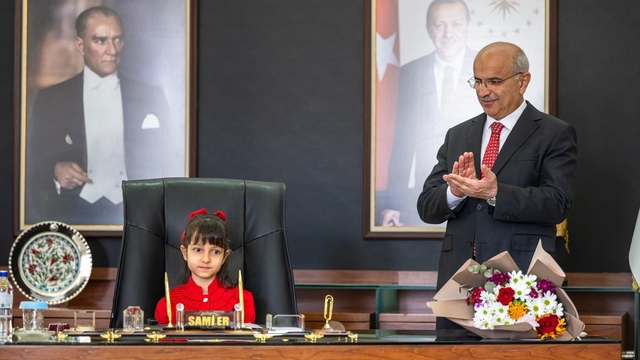 Malatya Büyükşehir Belediye Başkanı Sami Er, koltuğunu Ece Sayar'a devretti