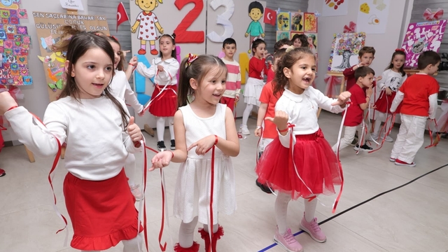 Çocuklar 23 Nisan'ı Osmangazi'de coşkuyla kutladı
Osmangazi Belediyesi'nin kreşlerinde 23 Nisan sevinci
