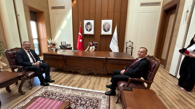 Vali Kemal Çeber, koltuğunu Eylül Lina Yıldız'a devretti
