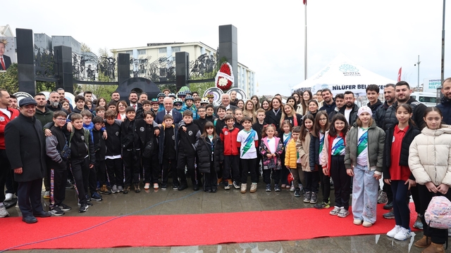 Nilüfer, 23 Nisan'ı Cumhuriyet Meydanı'nda kutladı