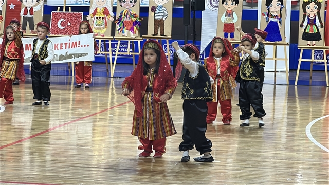 Kutlamaya katılan minik kız hem ağladı hem oynadı
Ulusal Egemenlik ve Çocuk Bayramı Burdur'da coşkuyla kutlandı
