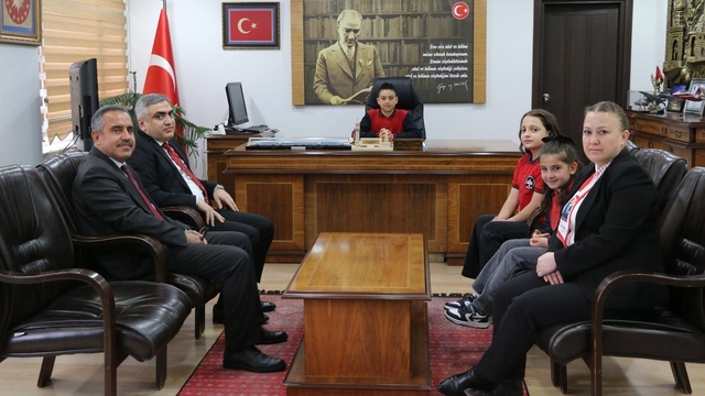 Merzifon Kaymakamı Karaaslan, koltuğunu öğrencilere devretti