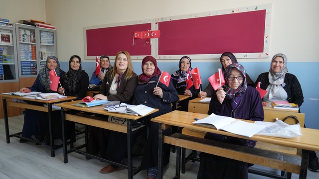Niğde'de eğitimden uzak kalan kadınlar sıralara geri döndü