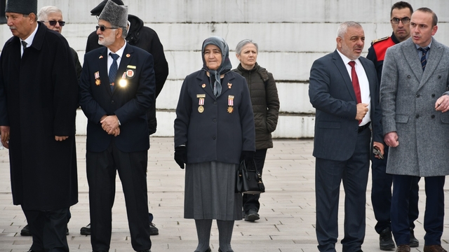 Gazi eşinin vasiyetiyle 10 yıldır tüm resmi törenlere katılıyor